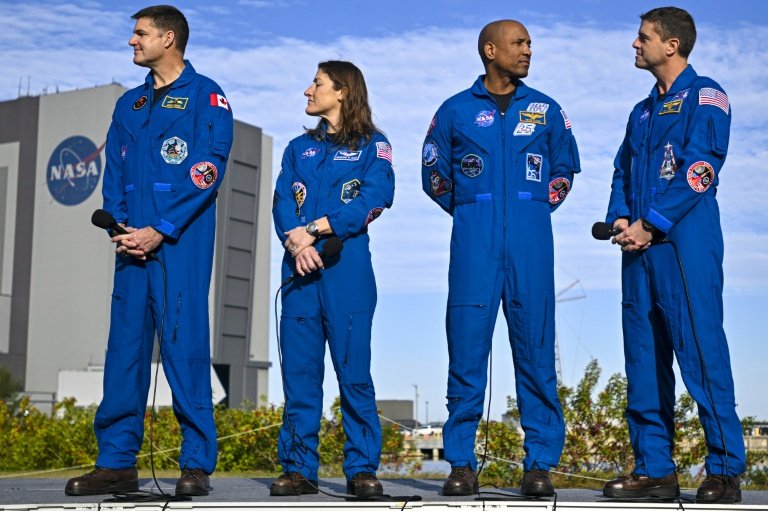 De gauche à droite les astronautes formant l'équipage de la mission Artemis 2, Jeremy Hansen, Christina Koch, Victor Glover et Reid Wiseman, au centre spatial Kennedy, à Cap Canaveral, en Floride, le 17 janvier 2026, aux Etats-Unis (AFP/Archives - Miguel J. Rodriguez CARRILLO)
