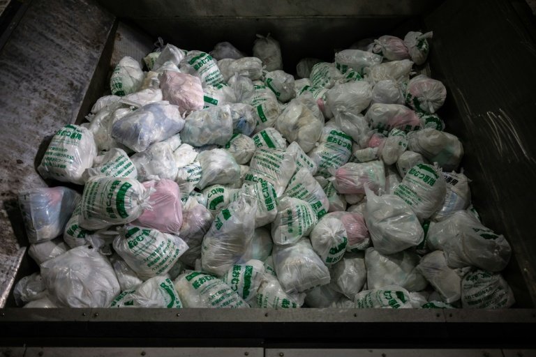Des couches recyclées dans une usine de recyclage à Osaki, au Japon, le 15 janvier 2026 (AFP - Philip FONG)