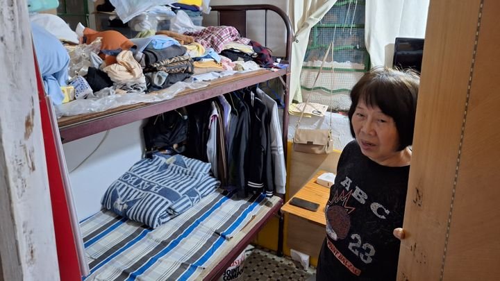 Résidente d'un logement insalubre à Hong Kong (SEBASTIEN BERRIOT / RADIO FRANCE)