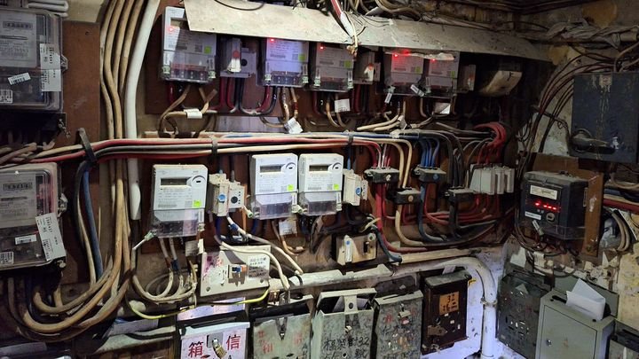 Installations électriques pas du tout aux normes avec un gros risque d’incendie, rappelant l'incendie fin 2025 à Hong Kong ayant fait 168 victimes (SEBASTIEN BERRIOT / RADIO FRANCE)