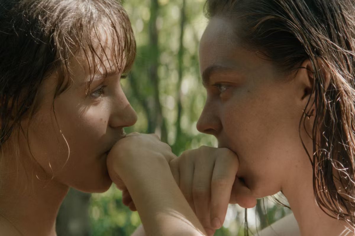 Jara Sofija Ostan et Mina Svajger, deux jeunes filles qui s’éveillent à la sensualité dans une Slovénie conservatrice.