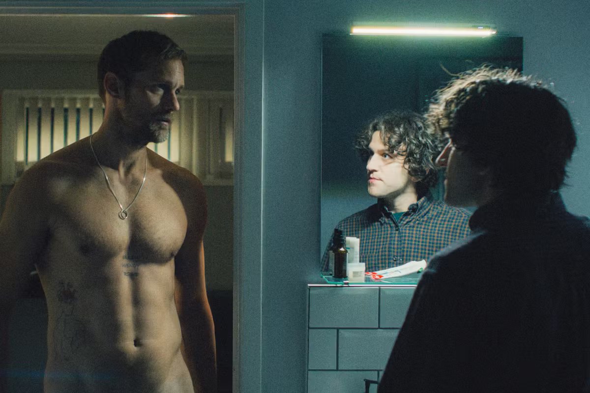 Alexander Skarsgård et Harry Melling dans une romance torride.
