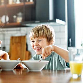 Le petit déjeuner peut influencer positivement les performances scolaires des enfants… si on choisit correctement les aliments qui le constituent ! © Lumos sp, Adobe Stock