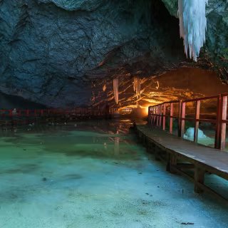 C'est dans la grotte de Scărișoara qu'a été découverte la souche bactérienne Psychrobacter SC65A.3. © Tomasz Wosniak, Adobe Stock