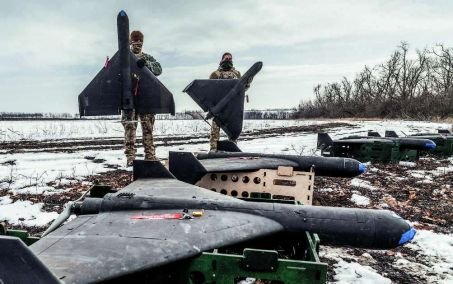 Plus autonomes, les drones kamikazes UAS Seth, produits en Ukraine, sont guidés au moyen de l\'intelligence artificielle, détectant automatiquement leur cible (ici sur le front ukrainien, le 11 mars 2025).