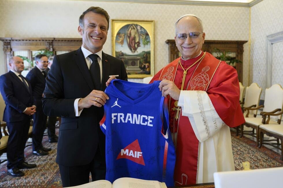 Lors de sa visite le 10 avril 2026 au Vatican, Emmanuel Macron a offert au pape, passionné de sport, un maillot dédicacé de l'équipe de France de basket