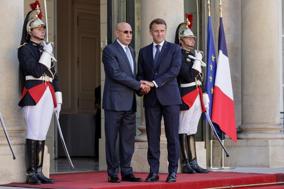 Le président français Emmanuel Macron (à droite) salue le président mauritanien Mohamed Ould Cheikh El Ghazouani au palais de l'Élysée à Paris, le 15 avril 2026.