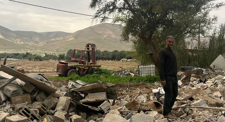 Un Palestinien se tient au milieu des décombres après la démolition de sa maison à Al Jiftlik-Abu al 'Ajaj, dans le gouvernorat de Jéricho, en raison du manque de permis de construire.