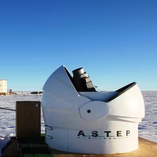 Une vue du télescope d'Astep en Antarctique. © OCA