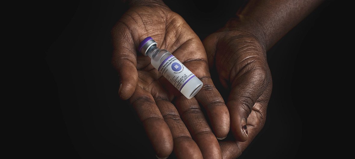 Ce vaccin pentavalent, utilisé dans un centre de santé au Mali, est un vaccin combiné avec cinq vaccins individuels conjugués en un seul, destiné à protéger activement les personnes contre plusieurs maladies, dont l'hépatite B. (9 mars 2018).