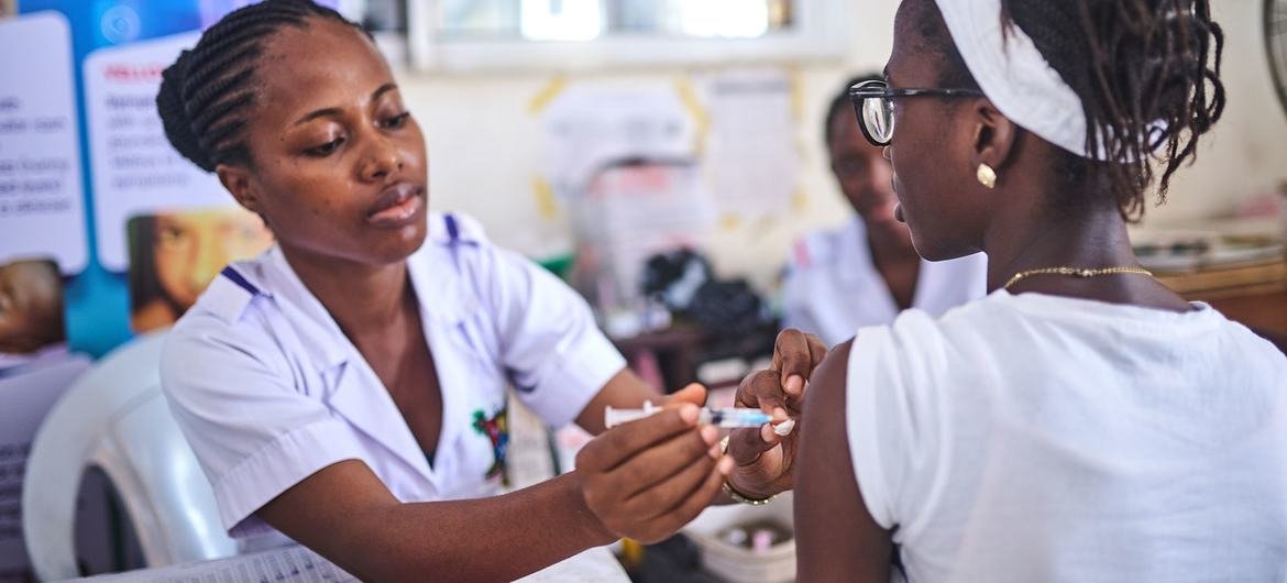 À Lagos, au Nigéria, une professionnelle de santé vaccine une jeune fille contre le VPH.