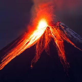 Les volcans sont liés à des processus différents en fonction du contexte tectonique. Ici le volcan Tungurahua, en Équateur. © Fotos 593, Adobe Stock