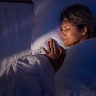 Le secret pour se lever en pleine forme tient peut-être dans la méthode des blocs de 90 minutes, basée sur le rythme naturel des cycles du sommeil. © Skynesher, iStock