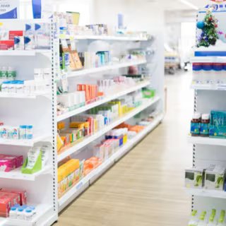 Selon une enquête Ifop de 2023, 88 % des Français ont déjà eu recours à l’automédication, un comportement de plus en plus fréquent qui peut parfois exposer à des risques méconnus. En 2025, certains médicaments courants, accessibles sans ordonnance, continuent d’inquiéter les experts. © kamol, Adobe Stock