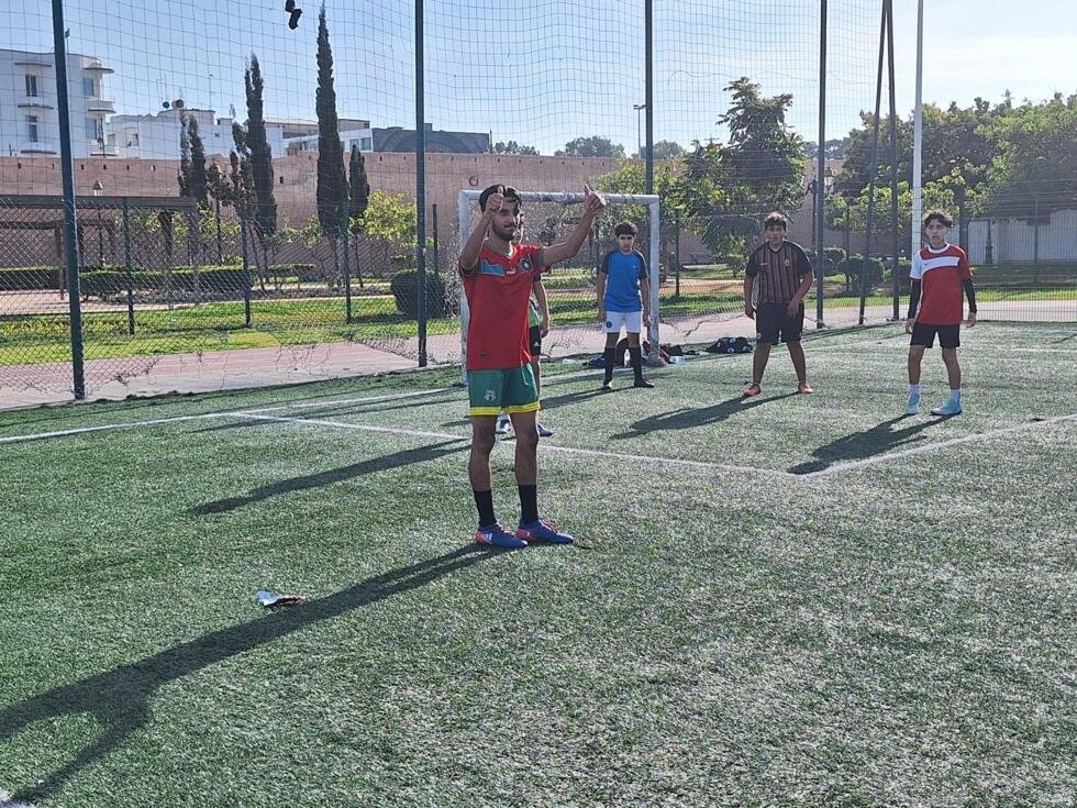Yahia, étudiant à Rabat, joue avec ses camarades sur un terrain de la vielle ville.