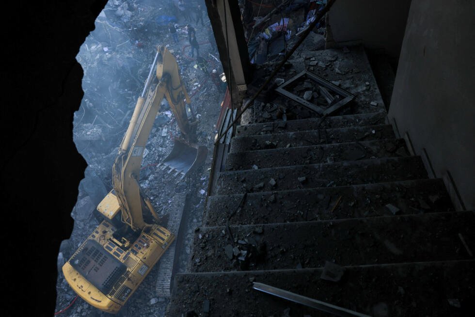 Une pelleteuse travaille sur le site d'une frappe israélienne menée à Al-Mazraa, à Beyrouth, au Liban, le 9 avril 2026