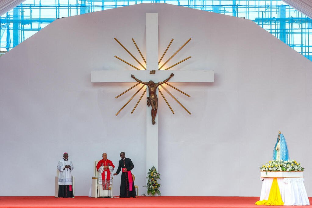 Le pape Léon XIV préside la prière du Saint Rosaire au sanctuaire « Mama Muxima », accompagné de l’évêque Monseigneur Emilio Sumbelelo, lors de son voyage apostolique en Afrique, à Muxima, en Angola, le 19 avril 2026.