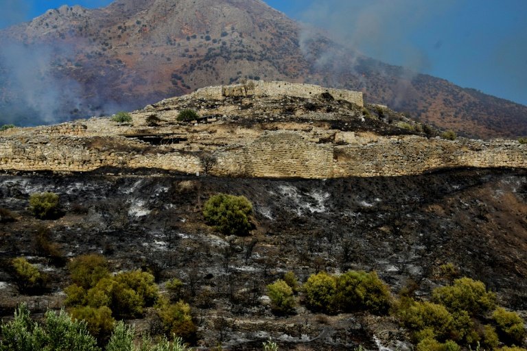La fumée d'un incendie de forêt u-dessus du site archéologique de Mycènes, dans le nord-est du Péloponnèse, le 30 août 2020 en Grèce (Eurokinissi/AFP/Archives - -)