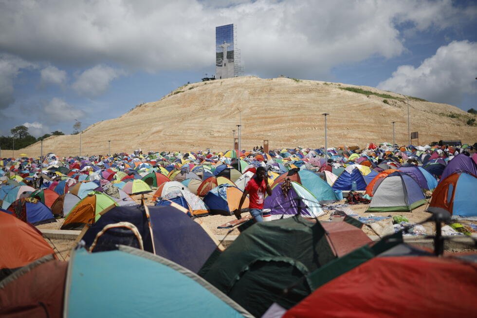 Vue générale d'un campement qui réunit des fidèles catholiques à l'occasion de la visite du pape Léon XIV en Angola, le 19 avril 2026