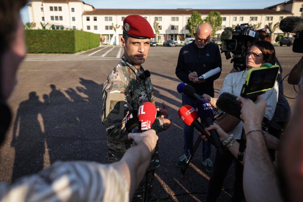 Le colonel Jérémy Akil, chef de corps du 17e régiment du génie parachutiste de Montauban, s'exprime devant la presse le 18 avril 2026 à Montauban