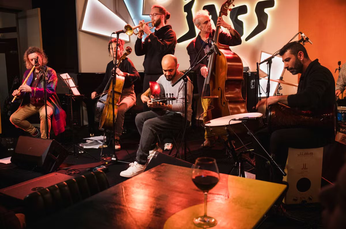Au Jass Club, ouvert en 2025 dans le 13ᵉ arrondissement parisien. Ici, un concert de l’Apolstolos Sideris Quintet.