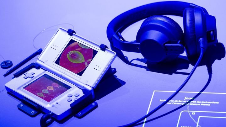 Electroplankton est un jeu conçu pour la toute première DS en 2005. Il est ici jouable sur la seconde version de la console, la Nintendo DS Lite. (JOACHIM BERTRAND / PHILHARMONIE DE PARIS)