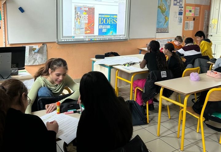 Les élèves apprennent à identifier l'intention derrière l'information, sur les réseaux sociaux mais aussi dans la presse. (MICHAËL SELLIER)