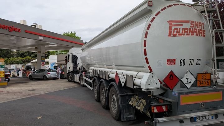 "Vous allez tout de suite voir des gens faire la queue !" : dans les stations-service en manque de certains carburants, des approvisionnements même le week-end 1 Le camion-citerne conduit par Philippe, à la station-service TotalEnergies de Saint-Cloud (Hauts-de-Seine), le 11 avril 2026. (CAROLINE FELIX / FRANCEINFO)