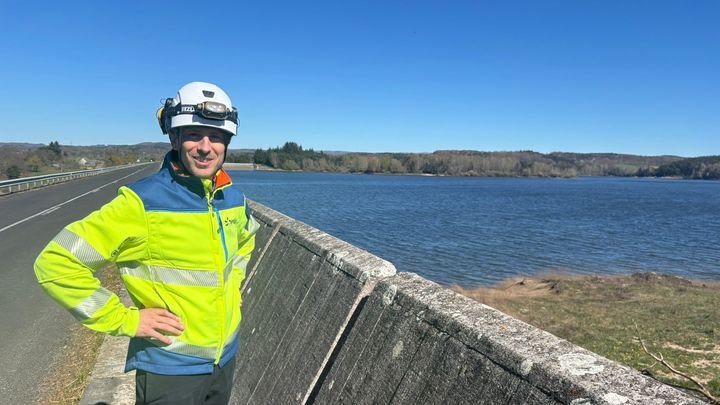 Jean-Hubert Beau d'Arboussier, responsable du groupement d'usines de Montézic (Aveyron), devant le lac supérieur, avec les prises d'eau actuelles, en avril 2026. (LAURIANE DELANOË / FRANCEINFO / RADIO FRANCE)