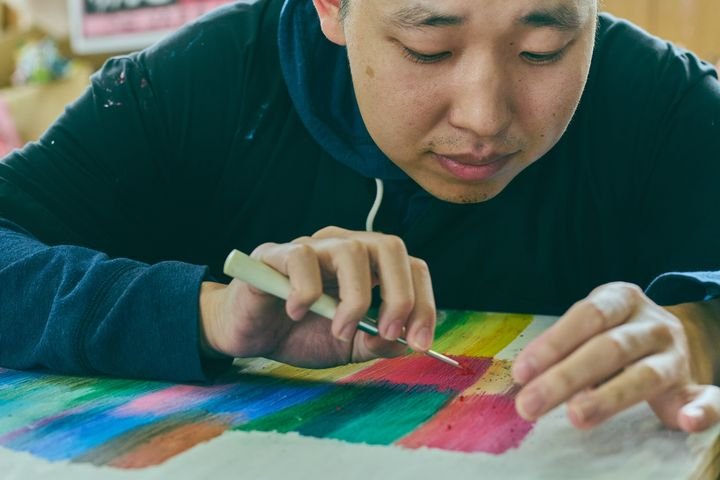 Parmi les temps forts de l’exposition, la reconstitution de l’atelier de l’artiste Yukihito Okabe propose une immersion intime dans son univers créatif singulier. (HERALBONY)