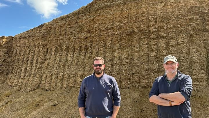 REPORTAGE. "Une économie de 15 000 euros par an" : face à l'envolée des prix des engrais, des agriculteurs optent pour des méthaniseurs 1 Victor Rabier (à gauche) et Bruno Dupuis (à droite), deux agriculteurs associés qui alimentent le site d'Angerville dans le sud de l'Essonne. (EDOUARD MARGUIER / RADIO FRANCE)