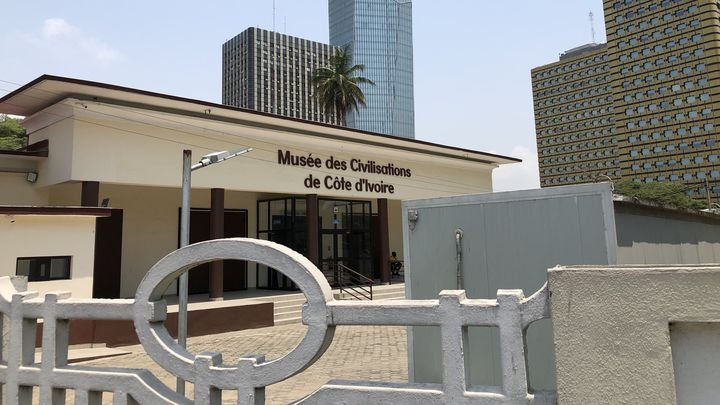 Vue extérieure du Musée des civilisations de Côte d'Ivoire le 5 mars 2026, à Abidjan, en Côte d'Ivoire. (FG/FRANCEINFO)