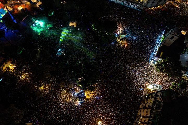 Une vue aérienne montre la foule assistant au concert du prêtre et DJ portugais Padre Guilherme lors d'un événement gratuit de musique électronique sur la Plaza de Mayo à Buenos Aires, le 18 avril 2026, organisé en hommage au pape François pour le premier anniversaire de sa mort. (TOMAS CUESTA / AFP)