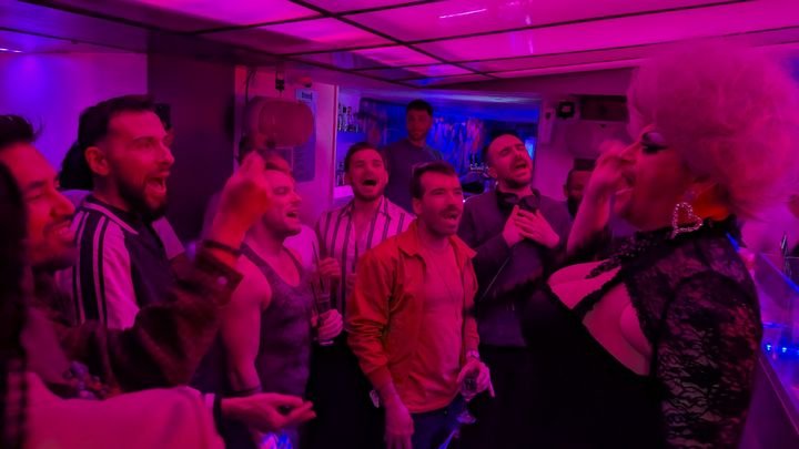 Kyssy Bang Bang (à droite), animatrice de la soirée (BENJAMIN ILLY / FRANCEINFO / RADIO FRANCE)