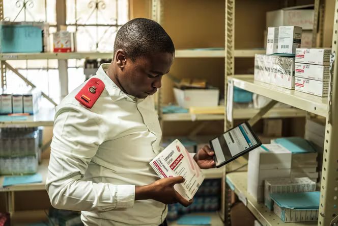 Thulanu Ernest Kunene, infirmier, gère les stocks de lénacapavir à la clinique de Luyengo, à une quinzaine de kilomètres de Lobamba, le 17 mars 2026. 