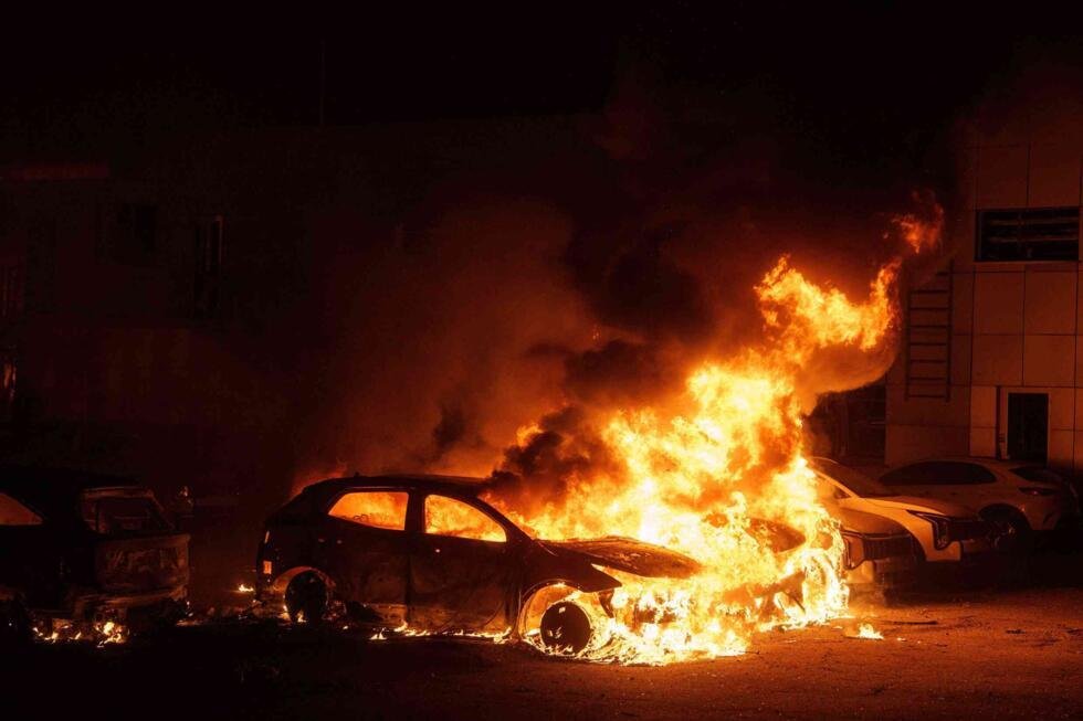 Des voitures en feu après une frappe russe à Kiev, en Ukraine, le jeudi 16 avril 2026. Au moins 19 personnes ont été par des bombardements dans la nuit de mercredi à jeudi lors de l'attaque la plus me