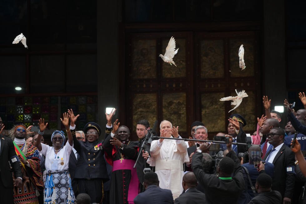 Le pape Léon XIV lâche une colombe blanche à l'issue d'une rencontre pour la paix organisée à la cathédrale Saint-Joseph de Bamenda, au Cameroun, avec la communauté locale, le jeudi 16 avril 2026