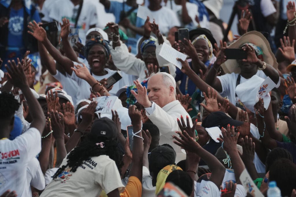 Le pape Léon XIV arrive sur l'esplanade devant le sanctuaire de « Mama Muxima », à Muxima, en Angola, le dimanche 19 avril 2026. À Muxima, la Vierge est affectueusement appelée « Mama Muxima », que l’on peut traduire par « Mère du Cœur ».