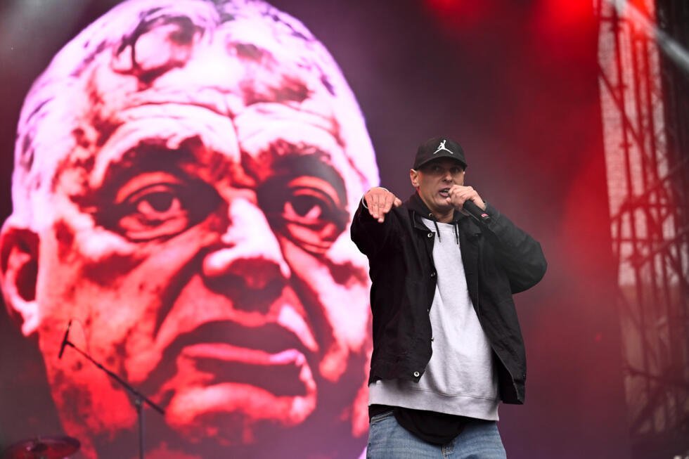 Un duo de rap appelé Fekete Kobra se produit lors d'un concert anti-gouvernemental réunissant des dizaines d'artistes parmi les plus populaires du pays, à Budapest
