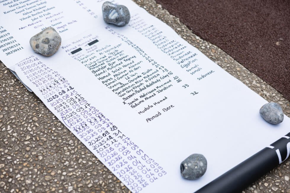 Les noms des migrants morts en traversant la Manche sont affichés lors d'un hommage à Calais le 10 avril 2026.