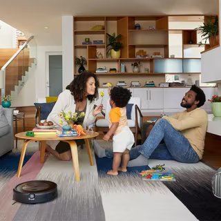 Pratiques, mais bardés de capteurs, les robots-aspirateurs collectent un nombre colossal de données pour nourrir l’algorithme d’apprentissage automatique de leur IA. © iRobot