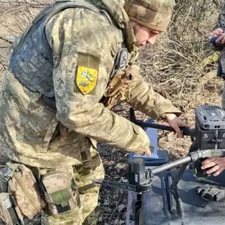Ukraine : pour la première fois dans l’histoire, des drones prennent seuls des positions ennemies ! 2 Des opérateurs préparent leur drone pour une mission d’observation. © UATD