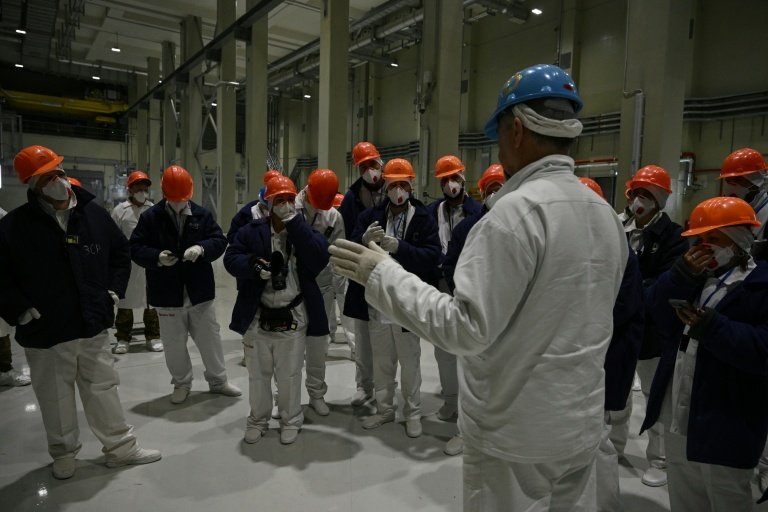 Risque de rejets radioactifs en cas d'effondrement de l'enceinte de confinement de Tchernobyl 1 Des représentants de Greenpeace et des médias visitent la nouvelle enceinte de confinement de la centrale nucléaire de Tchernobyl, le 9 avril 2026 en Ukraine (AFP - Genya SAVILOV)