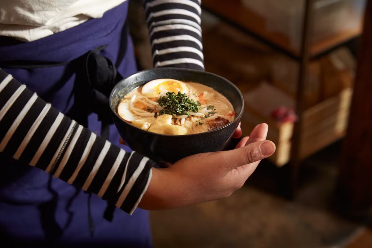 Un laksa, plat singapourien, au restaurant The Hood, Paris 11ᵉ.