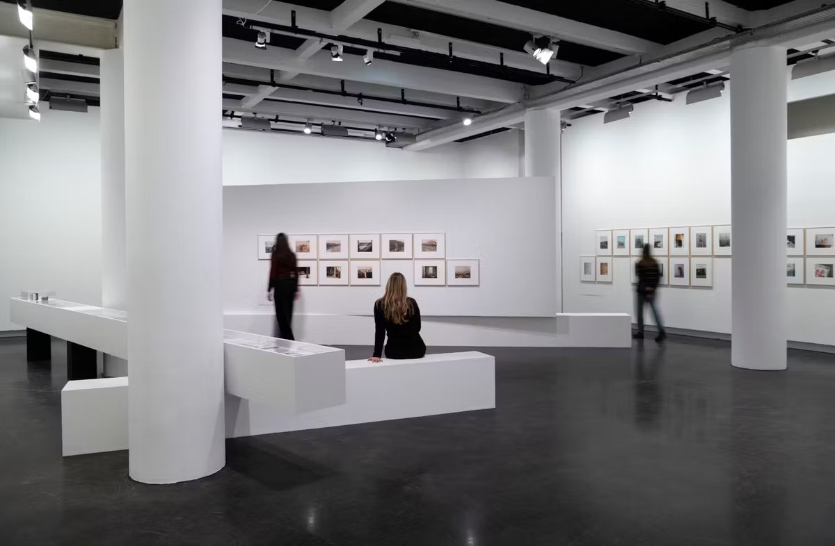 Le centre d’art le Bal (18ᵉ). S’y tient jusqu’en mai 2026 l’exposition photographique « Guido Guidi. Col tempo, 1956–2024 ».