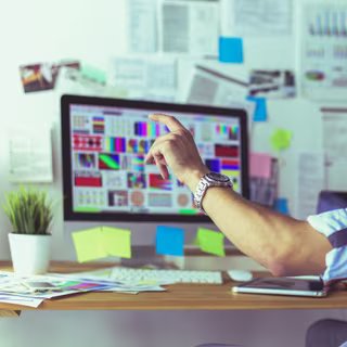 Le concepteur de jeux vidéo teste son produit une fois que celui-ci est bien avancé. Le jeu en réseau et la réalité virtuelle sont appréciés par les joueurs qui sont en quête d’immersion. © s_l, Adobe Stock.