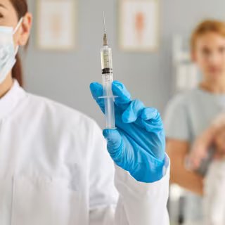 Grippe, Covid-19… : l’Inserm démonte les fausses croyances sur les vaccins. © Studio Romantic, Adobe Stock