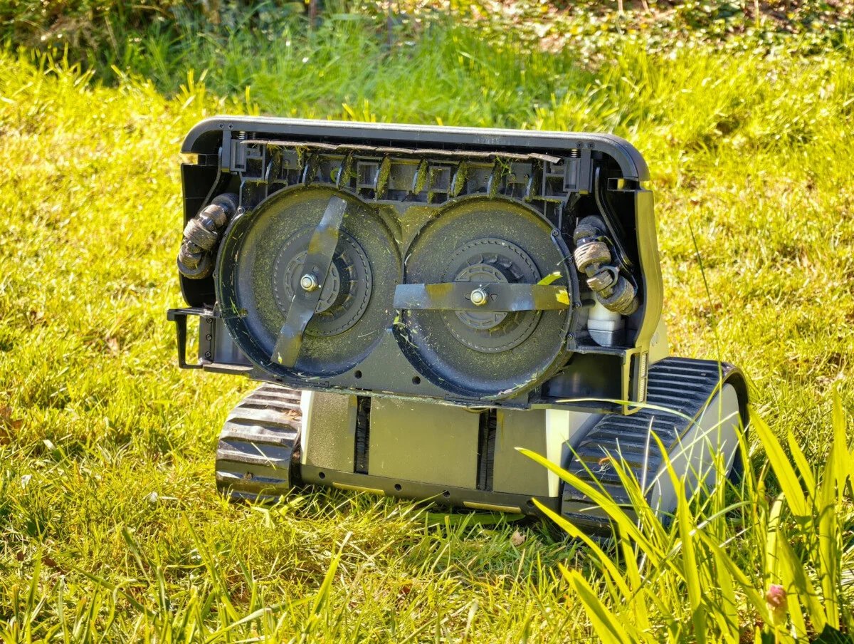On a testé la Lymow One : le robot tondeuse à chenilles face aux terrains accidentés, aux pentes et aux zones complexes 25 image 20 10