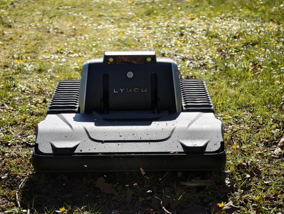On a testé la Lymow One : le robot tondeuse à chenilles face aux terrains accidentés, aux pentes et aux zones complexes 9 image 20 17