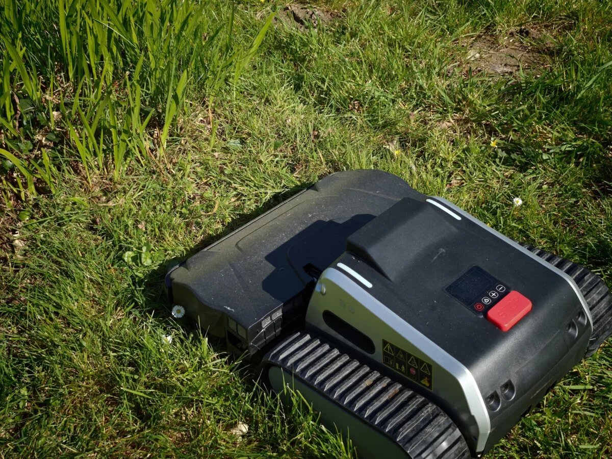 On a testé la Lymow One : le robot tondeuse à chenilles face aux terrains accidentés, aux pentes et aux zones complexes 18 image 20 27